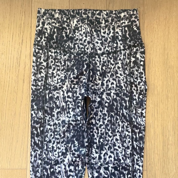 Women's High Rise Legging With Cheetah Print NWOT - M - Picture 2 of 4